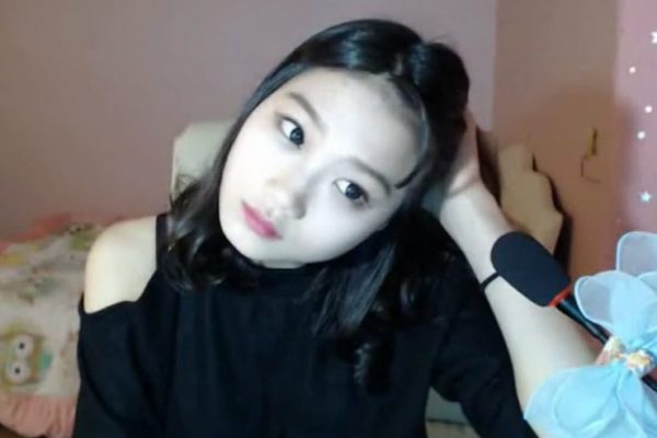 【エロ動画 素人】 美巨乳の正統派美少女がエッチなライブ配信ww