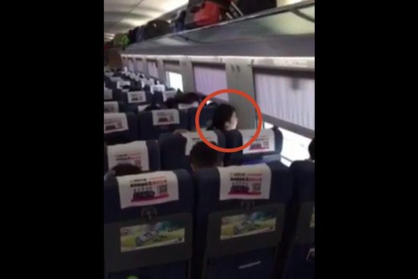 【エロ動画 素人】 電車の中で騎乗位セクロスするクレイジーな中国人カップルww