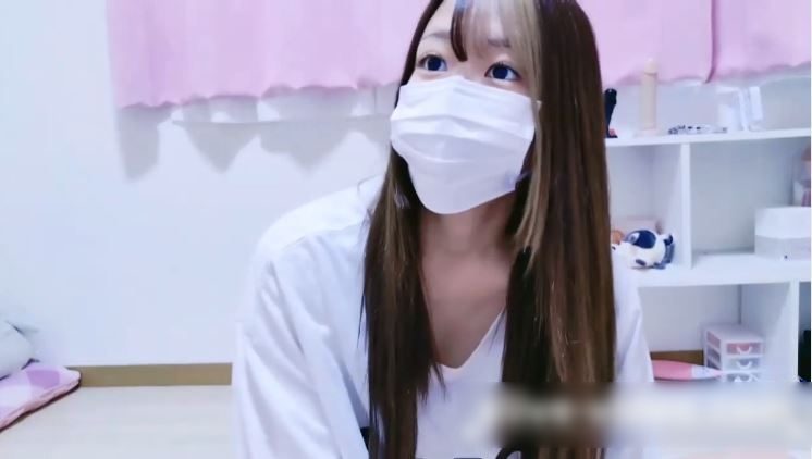 濃厚な接吻と激しく絡み合う高級ランジェリー美妻