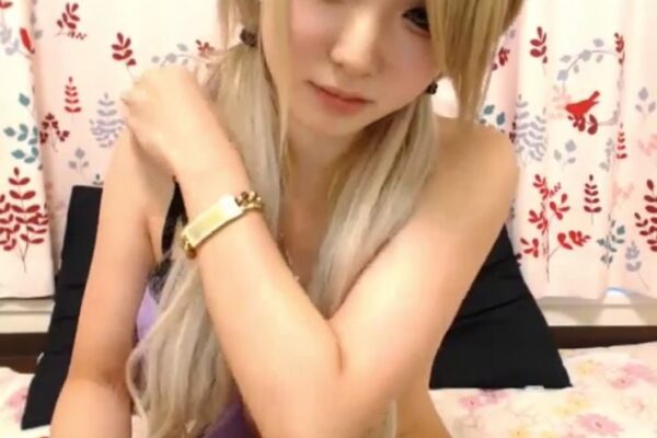 【美少女ライブチャット】【ギャル】可愛い平成メイクのコテゴテメイク素人ギャルちゃんの可愛いおっぱいとパイパンマ〇コが拝めるライブチャット配信♡