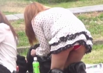 警戒心がなさすぎるミニスカ女子たちのパンチラサービス