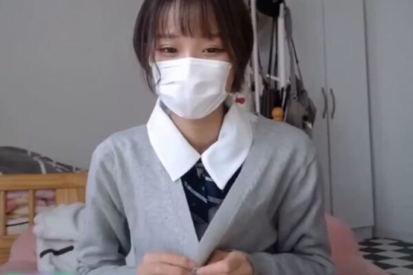 【美少女ライブチャット】【神回】めちゃ可愛い現役の時の制服脱いでエロ過ぎるポーズ撮ってオナニーしてくれるライブチャット配信♡ちょろっと生えてるマン毛がエロい♪