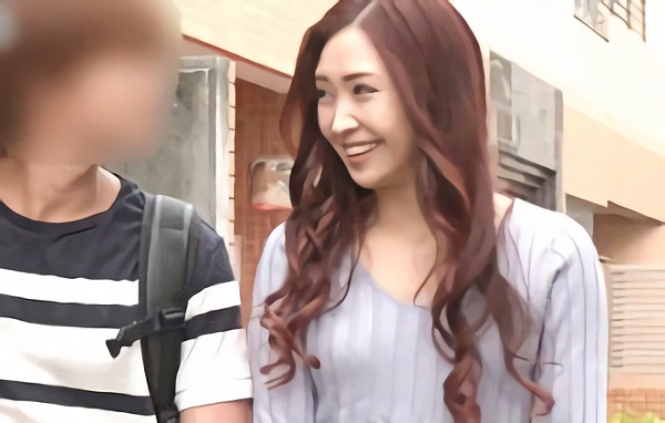【黒木美愛・寝取られ（NTR）】パイパンマンコ、スレンダー美熟女（人妻）のお母さんが上京した息子と月1で密会･･･。息子の生チンポを突き上げられ感じまくる近親相姦の中出しセックス！！