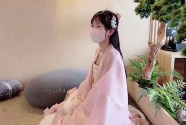 【無修正 エロ動画】 可愛いチャイナドレスのスレンダーパイパン美少女とハメ撮り
