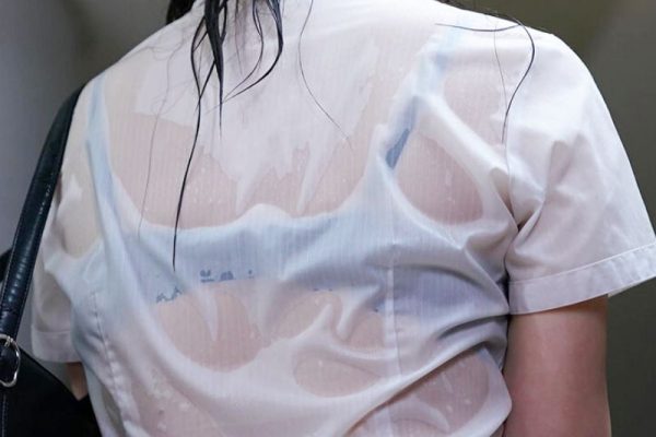 ［中出し＼ゲリラ雨、エロ動画］ずぶずぶ～腰勝手に動くの！下着が透けた無防備OLが部下棒にド嵌りしちまうぜWWWWWWWWW