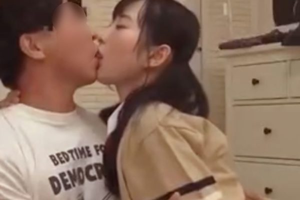 ［中出しOK/恋人妹］ベロチュー…早くぅお膣ヤバイぉ！年上フェチのツルペタ娘がフェラと膣コキで精液横取りするエロ動画WWWWWW