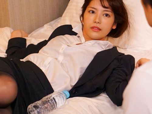 【楓カレン】泥酔した美貌の女性社員を持ち帰って絶倫ペニスで一晩中イカせ狂わせた上司！
