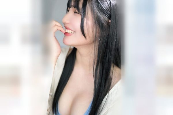 ［美オッパイ‥アイドル/初撮り］凄い精液濃厚ょ！透き通るような色白娘が赤面しながらの顔騎で挿入オネダリするエロ動画WWWWWWWW