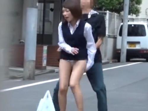 【盗撮動画】激ヤバ危険行為！白昼公道で童顔美少女な制服OLに対してまさかの強制スカート捲りから逃走！