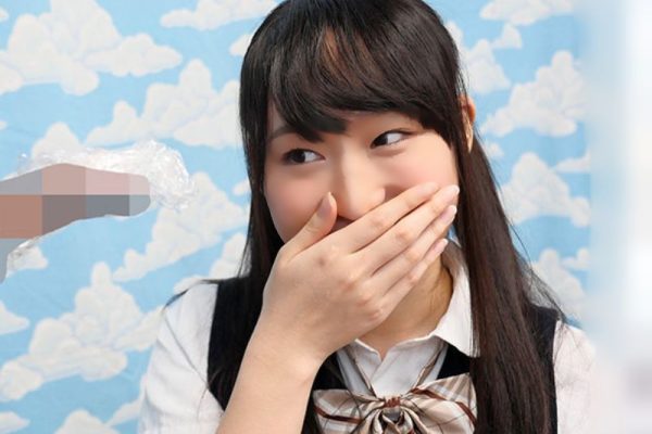 ［中出し/隠れスケベ…お嬢様JK］きゃぁイカ臭い！勃起棒をガン見する乙女が避妊具代わりのラップ巻きで本生しちまうエロ動画WWWWWWW