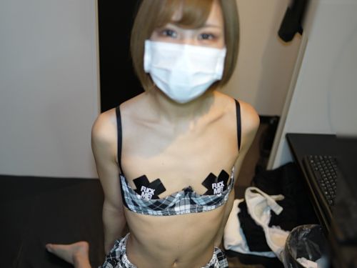 【エロ動画 素人】 親友のギャルカノジョとネカフェで生ハメ撮りしちゃいました