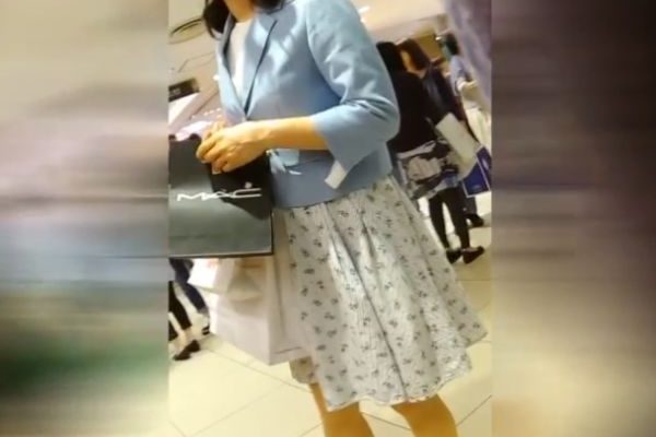 【リアルHQ盗撮】飛び切りイイ女臭の隠しきれないセレブ系美人若妻のパンティを隠し撮りしてきたぞ！