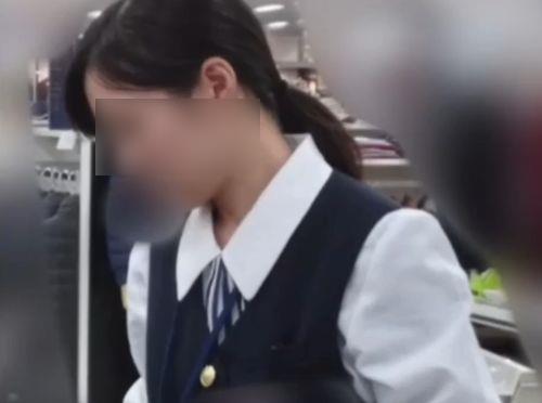 【リアル盗撮】ショップ店員パンチラ隠し撮り！真面目で控えめそうな黒髪美人さんの尻肉感！