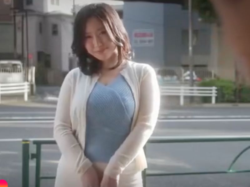 若い男をツマミ喰う美白熟女の日焼け肌