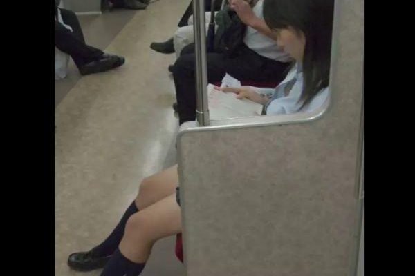 【盗撮】電車の窓越しで気付かない黒髪女子校生のブラウスの隙間から胸チラ覗き込みアングルで撮影ｗｗｗ