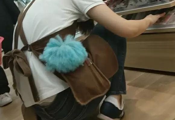 【盗撮】100円ショップSeriaの店内で女性店員の腰パンパンチラを執拗に隠し撮りして楽しむｗｗｗ