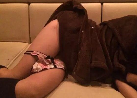 【盗撮】泥酔ギャル隠し撮り！カラオケBOXで酔い潰れた美少女のパンティ脱がせると絶妙なパイパンだったｗｗｗ