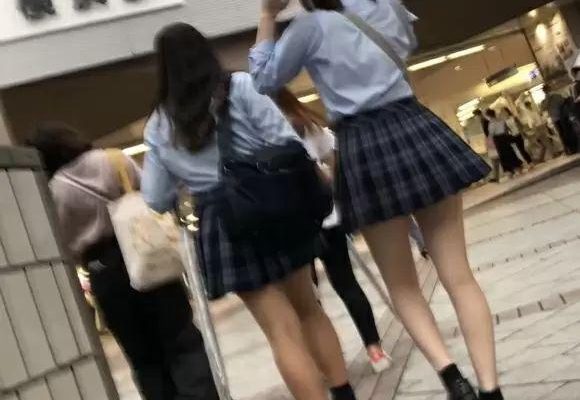 【盗撮】JKの風パンチラ！暴風雨の予報が出ると横浜駅周辺に出没するパンチラ撮り師の功績！