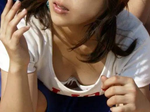 【盗撮】オッパイ丸出しで見せられるよりも断然興奮そそる素人ギャル達の胸チラ乳首たち！