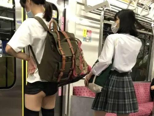 【盗撮】小さな可愛らしいお尻がプリっと露出！スカート巻き込んだまま電車に乗車してしまった少女に遭遇ｗｗｗ