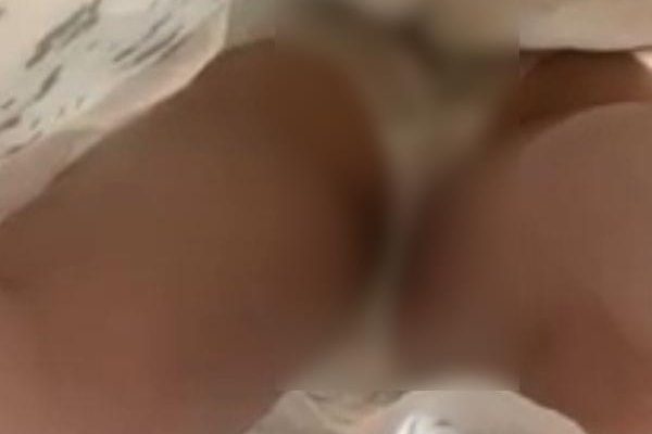 【リアル盗撮】スレンダー美脚ギャルのスカート内から純白パンティを傑作アングルで隠し撮りしておいたぞｗｗｗ