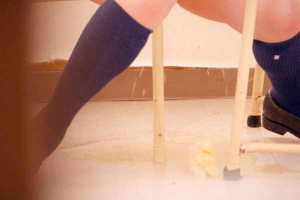 ［おもらし辱め/制服JK］やだぁ～お小便止まらない！尿意を我慢出来なくなった制服JKがガクブル~聖水放出するエロ動画WWWWWWWW