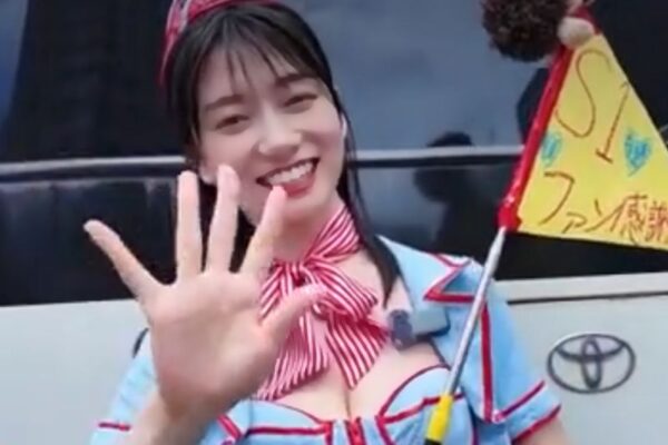 「瀬戸環奈/痺れる~ファン感」早く濃厚なのお願い！可愛いバスガイドコスが素人さんを穴兄弟にするエロ動画WWWWWWWWWWWWWWW