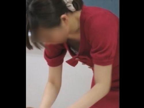 【盗撮】授業中に男子生徒たちの悪戯で胸チラ乳首やパンティを隠し撮りされる美人教員！