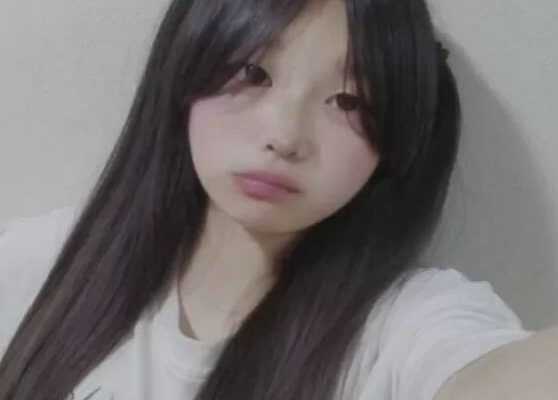 【個人撮影】一瞬ヤバいやつかと・・・。貧乳女子大生一年生が超綺麗なツルツル美ボディのパイパンヌードを変態自撮り公開！