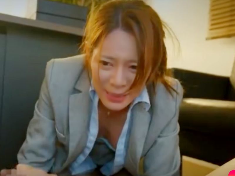 自ら望んで人間馬と化したエナメルフェチの女