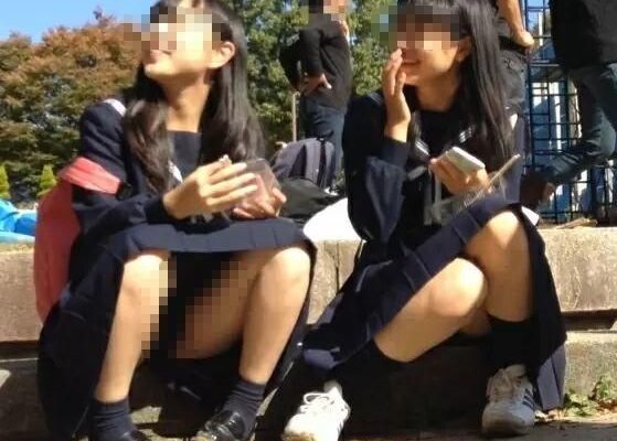 【盗撮】もう堪らん！激カワ童顔ロリ美少女二人組のJC中○生の股間から「ぱんちゅ」がモロ見えしてるｗｗｗ