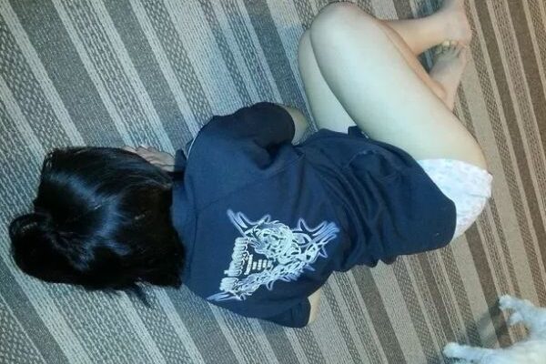 【盗撮】性的虐待アリ！帰宅するとJKの妹がパンツ丸出しで爆睡していた姿に欲情した兄貴の行動！