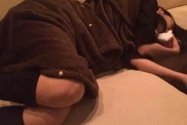 【盗撮】前から気になっていた後輩女子がカラオケで酔いつぶれたのでパンティ下すとパイパン確定ｗｗｗ