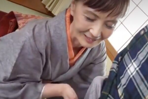 『中出し＼孫食い~六〇路』さわぁ~凄い勃起嬉しい。着物ババアが壊れた性欲で近親棒を閉経マ●チョにのみサムエロ動画wwwwwwwww