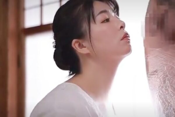 《中出し/ガンギマリ~叔母》ふぅ~フェラして欲しい？エロ薬飲まされたむっちり美魔女が年下親戚と汗塗れで交わるエロ動画WWWWWWWW