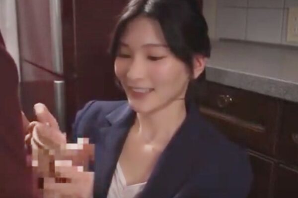 《本庄鈴/NTR専~不動産レデイ》ご主人~手コキ如何？内覧中に襲い掛かった美魔女が既婚者をスッキリさせちまうエロ動画wwwwwwww