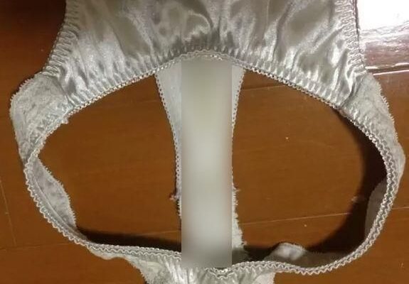 【盗撮】従妹の爆乳姉ちゃんの脱ぎ捨てられた汚パンティに興奮収まらず寝込みを襲って性犯罪！