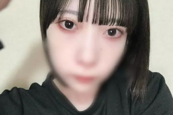 【個人撮影】裏垢自撮り投稿！M気質のメンヘラ女子２４歳さんが濡らしたパイパンマンコを開脚丸出し！
