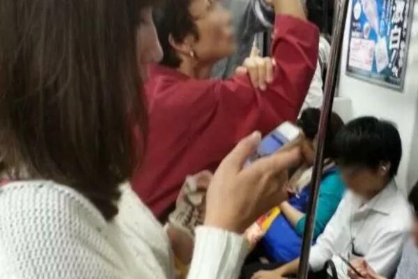 【盗撮】とりあえず顔面チェック必須♡電車で発見した美人娘を尾行した挙句にパンチラを隠し撮りｗｗｗ