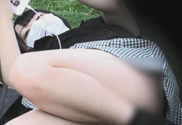 【盗撮】丸みを帯びたプルルンとした美尻からチラ見えパンティ♡休日の行楽地でまったりしてる素人ギャルの下半身事情ｗｗｗ
