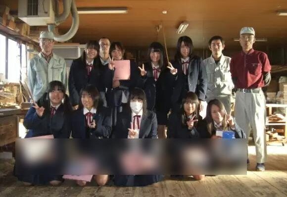 【加工無し】愛知県立春日井西高等学校の女子生徒が企業訪問した際に撮影されたパンフレット用写真にパンチラ映り込む！