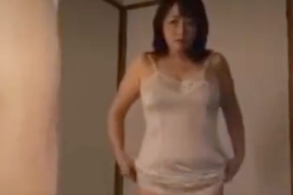 『家族棒堕ち＼お母さん』お願い…もう●回。強引に息子棒で貫かれたムッチリがメス化したえお膣にオネダリするエロ動画wwwwwwww