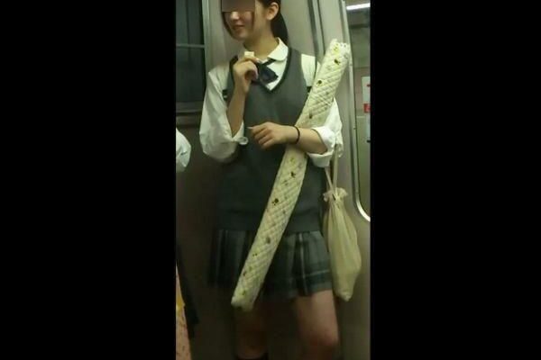 【盗撮】制服で学校も特定！某沿線の電車内で美少女すぎてパンチラを撮影されたハーフ女子校生がヤバイｗｗｗ