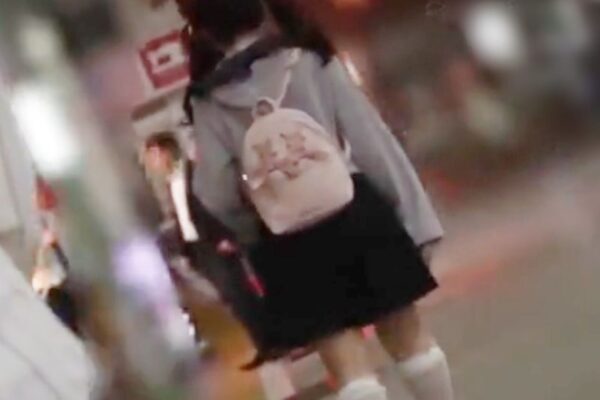 『中出し＼チカン堕ち娘』あへぇぇ~ひ●ぽ。ツキマトイ野郎に電車で襲われたGALが立位で種付けされるエロ動画wwwwwwwwwww